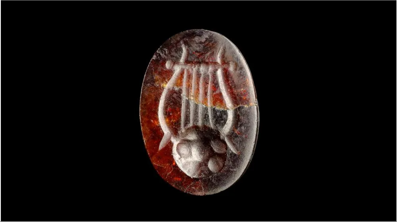 刻有大衛豎琴的紅寶石。（圖／Israel Antiquities Authority）